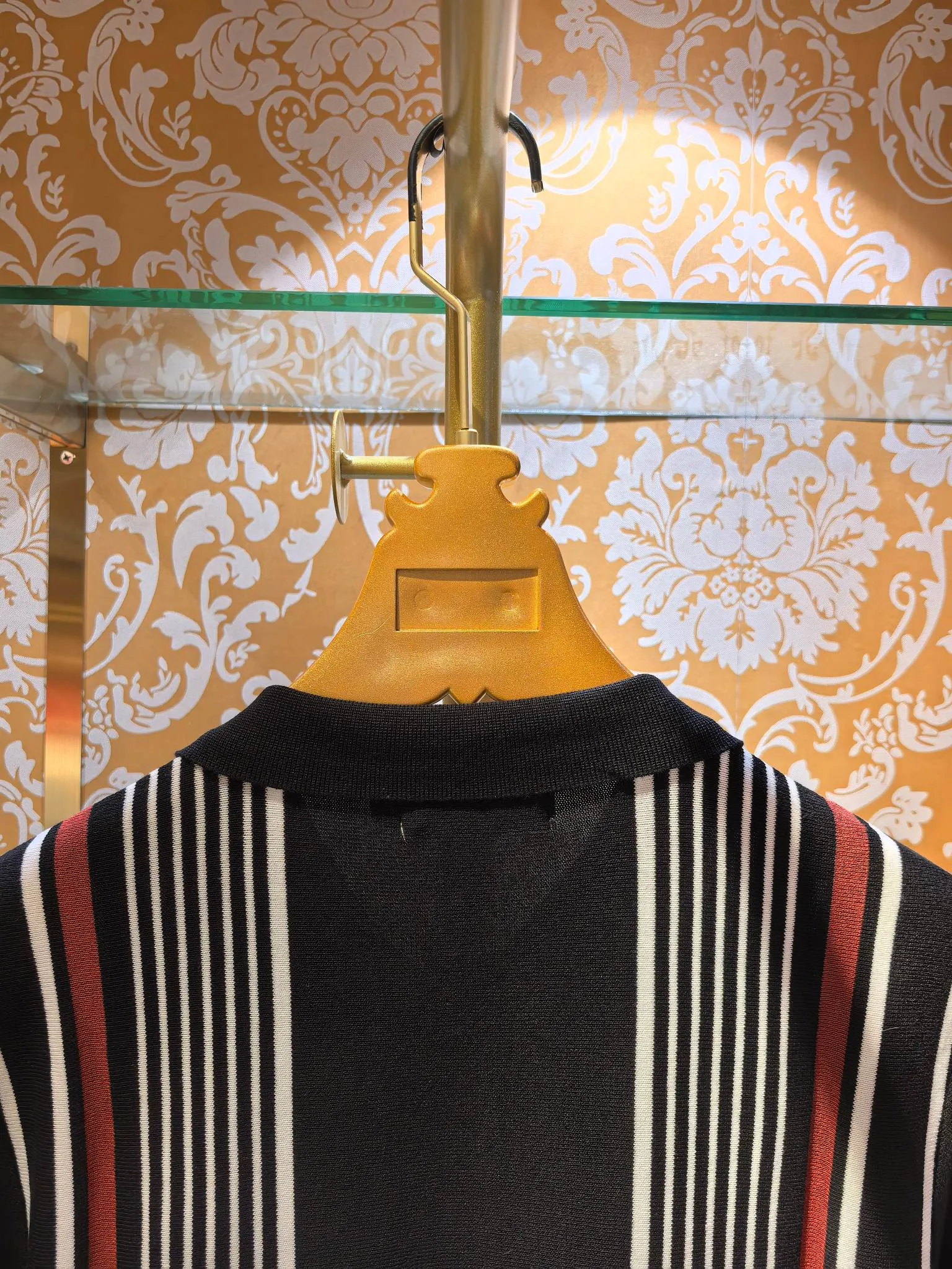 Counter synchronization Loro Piana 2026/ss New Arrival sweater Striped design Loro Piana hand-stitched hardware on the chest The fabric is perfectly made with 14 needles of imported machines. The counter restores one-to-one upper body spirit Comfortable Breathable Slim fit Color Black Sizes S M L XL